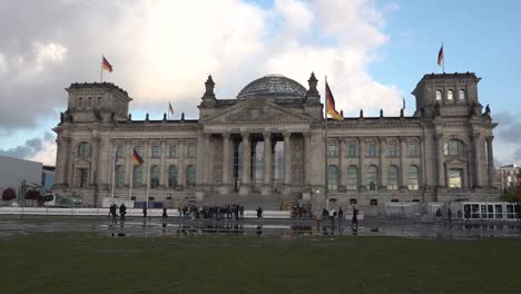 Los-Turistas-Disfrutan-Visitando-El-Reichstag-En-El-Centro-De-Berlín,-Alemania