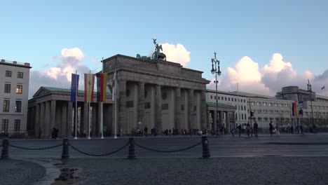 El-Sol-Comienza-A-Ponerse-En-La-Puerta-De-Brandenburgo-En-Berlín,-Alemania