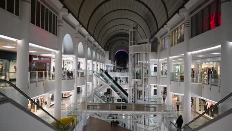 Vista-Nocturna-Dentro-Del-Centro-Comercial-Bentalls,-Kingston-Upon-Thames,-Londres,-Reino-Unido