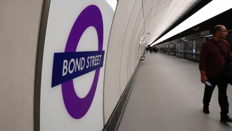 Caminando-A-Través-De-La-Estación-De-La-Línea-Bond-Street-Elizabeth,-Londres,-Reino-Unido.