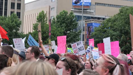 Los-Manifestantes-Se-Reúnen-En-El-Capitolio-De-Ohio-Para-Protestar-Contra-La-Corte-Suprema-Derribando-Roe-Vs