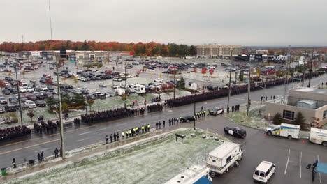 Vista-Aérea-Del-Desfile-Policial-De-Pie-En-La-Carretera-En-La-Procesión-Fúnebre-De-La-Policía-Muerta-En-Servicio-En-Canadá