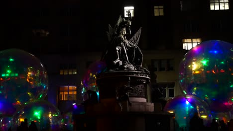 Flüchtig-Leuchtende-Blasengrafik-Am-Exchange-Flags-Square-Nelson-Monument-Liverpool-River-Of-Light-Show