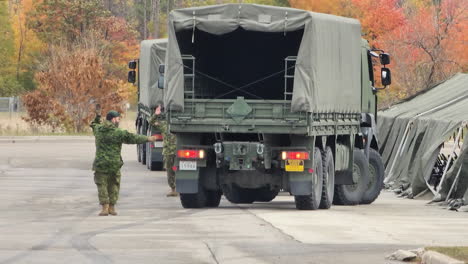 Estacionamiento-De-Camiones-Militares-Canadienses-En-El-Lugar-Del-Funeral-De-La-Policía-últimos-Honores-En-Barrie