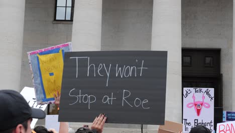 Los-Manifestantes-Se-Reúnen-En-El-Capitolio-De-Ohio-Para-Protestar-Contra-La-Corte-Suprema-Derribando-Roe-Vs