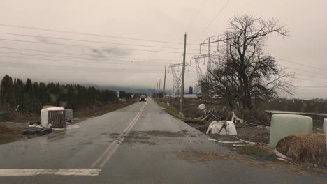 Die-Traurigen-Überbleibsel-Der-Historischen-Überschwemmungen-In-Kanada-Entlang-Einer-Autobahn-In-Abbotsford-Erinnern-An-Diese-Katastrophe