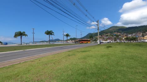 Angra-Dos-Reis,-Río-De-Janeiro,-Brasil---17-De-Octubre-De-2022-Lapso-De-Tiempo-De-Automóviles-Y-Peatones-En-La-Avenida-Ayrton-Senna-En-Angra-Dos-Reis