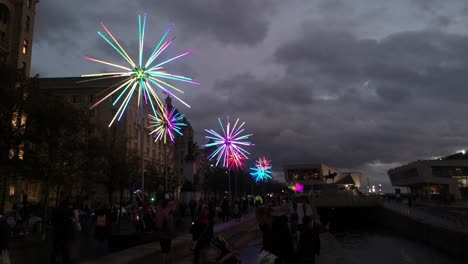 Espectacular-Obra-De-Arte-De-Dientes-De-León-Eléctricos-De-Neón-Intermitente-En-El-Evento-De-La-Ciudad-Del-Río-De-La-Luz-Del-Muelle-De-Liverpool-En-La-Noche