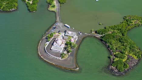 Luftbild-Mauritius-Einsame-Idyllische-Architektur-Auf-Einer-Von-Meer-Umgebenen-Insel-Innovative-Wohnungen-In-Afrika-Indischer-Ozean