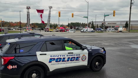 Disparo-Lento-De-Dos-Coches-De-Policía-De-South-Simcoe-En-El-Funeral-De-Dos-Policías-Asesinados-En-Barrie,-Canadá