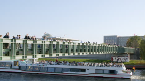 Paisaje-Idílico-De-La-Temporada-De-Otoño-En-Berlín-Con-Crucero-En-Barco-En-Spree