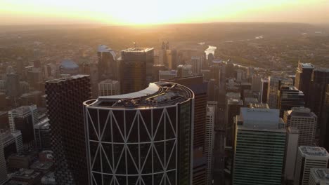 Vista-Aérea-Desde-El-Edificio-Del-Arco-En-El-Centro-De-Calgary,-Puesta-De-Sol-En-Canadá---Retroceder,-Disparo-De-Drones