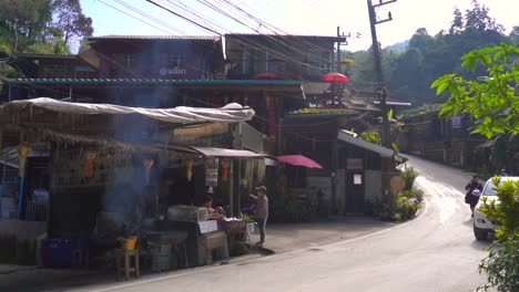 Landschaft-Am-Frühen-Morgen-Im-Traditionellen-Alten-Thailändischen-Dorf