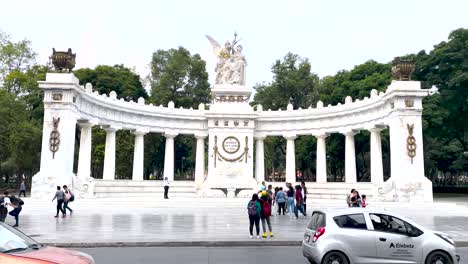 Foto-De-La-Vida-Cotidiana-En-La-Ciudad-De-Mexico-Frente-Al-Hemiciclo-A-Juarez