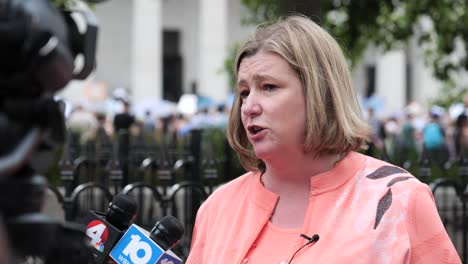 Nan-Whaley-Habla-Con-Los-Reporteros-En-El-Mitin-Pro-Choice-En-La-Cámara-De-Representantes-De-Ohio