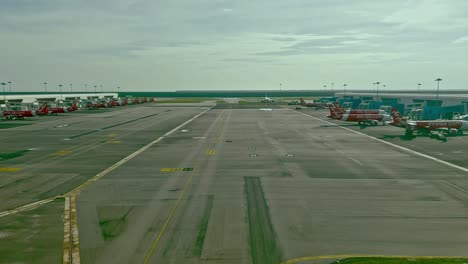 Zeitraffer-Von-Geparkten-Flugzeugen-Am-Terminal,-Die-Für-Den-Nächsten-Flug-Vorbereitet-Werden