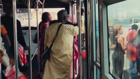 Pasajeros-Africanos-Que-Bajan-Del-Autobús-Del-Aeropuerto-Para-Abordar-Un-Avión-Bombardier-Dhc-8-Q400-De-Air-Cote-D&#39;Ivoire-En-El-Aeropuerto-Internacional-Abidjan-Félix-Houphouët-Boigny