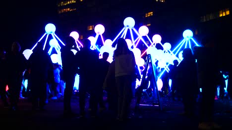 La-Multitud-Interactúa-Con-Obras-De-Arte-De-Neuronas-De-Afinidad-Iluminadas,-Parque-Chavasse,-Río-De-Luz-De-Liverpool