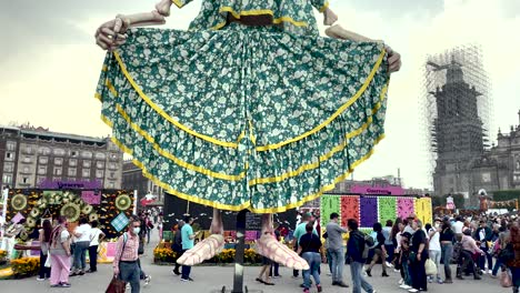 Tiro-De-Cráneo-Vestido-Con-La-Tradicional-Costumbre-Verde-En-El-Zócalo-De-La-Ciudad-De-México-Durante-El-Dia-De-Muertos