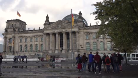 Los-Turistas-Disfrutan-Visitando-El-Reichstag-En-Berlín,-Alemania