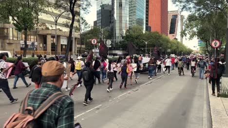 Vista-Trasera-En-Cámara-Lenta-De-Una-Manifestación-Pacífica-En-La-Ciudad-De-México