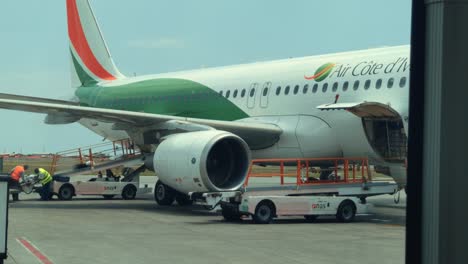 Airbus-A320-Von-Air-Cote-D&#39;ivoire-Am-Internationalen-Flughafen-Abidjan-Félix-Houphouët-Boigny,-Blick-Vom-Fenster-Des-Flughafenbusses