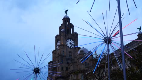 Blinkende-Elektrische-Löwenzahn-Kunstwerke-In-Liverpool-Pier-Head-River-Of-Light-Event-Im-Lebergebäude