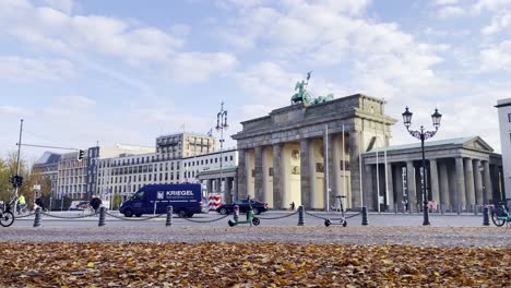 Historisches-Brandenburger-Tor-In-Berlin-Mit-Fallenden-Blättern-Im-Herbst