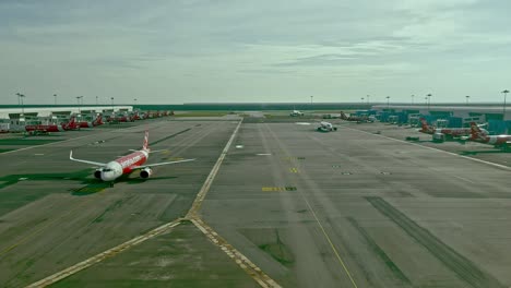 4K-Zeitraffer-Von-Geparkten-Flugzeugen-Am-Terminal,-Die-Für-Den-Nächsten-Flug-Vorbereitet-Werden