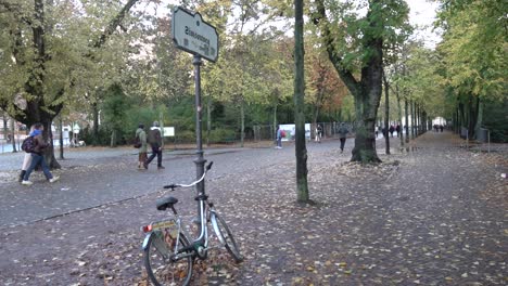 La-Gente-Camina-A-Lo-Largo-De-Simsonweg-Entre-El-Reichstag-Y-La-Puerta-De-Brandenburgo-En-Berlín,-Alemania