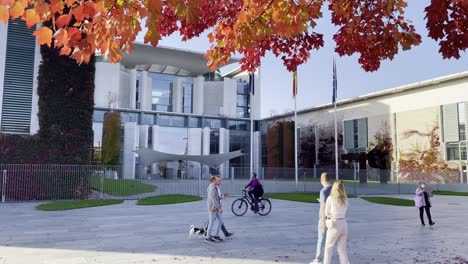 Colorful-Red-Leaves-in-Front-of-Bundeskanzleramt-in-Berlin-during-Fall