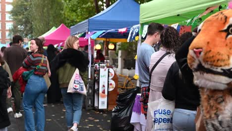 Auf-Der-Suche-Nach-Einem-Löwen,-Mexikanischer-Tag-Der-Toten,-Kings-Cross,-London,-Vereinigtes-Königreich