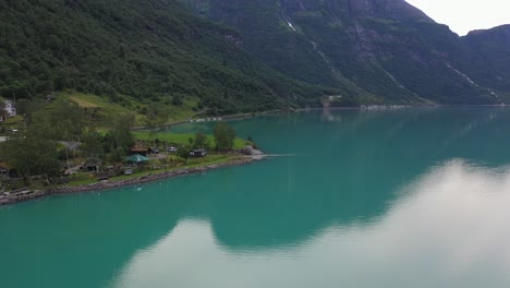 Yrineset-Acampando-A-Lo-Largo-Del-Lago-Glacial-Turquesa-Oldevatn-En-Nordfjord-Noruega---Vuelo-Aéreo-Sobre-El-Lago-Y-Mirando-El-Lugar-Para-Acampar