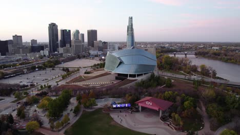 Luftaufnahme-Des-Kanadischen-Museums-Für-Menschenrechte-Und-Des-Winnipeg-Zeichens-In-Manitoba,-Kanada---Rückzug,-Drohnenschuss