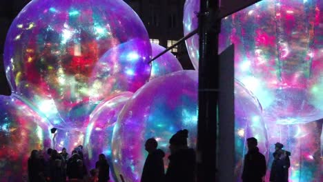 Silueta-De-Personas-En-Obras-De-Arte-De-Burbujas-Brillantes-Evanescentes-En-Exchange-Flags-Square-Nelson-Monument-Liverpool-River-Of-Light-Show