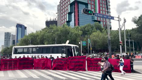 Frontale-Aufnahme-Einer-Studentenblockade-In-Den-Straßen-Von-Mexiko-stadt