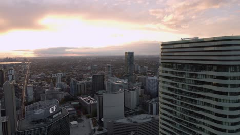 Vista-Aérea-Del-Paisaje-Urbano-Del-Centro-De-Toronto,-Canadá,-Durante-La-Puesta-De-Sol---Pan,-Drone-Shot