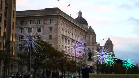 El-Público-Interactúa-Con-Las-Ilustraciones-De-Los-Dientes-De-León-Eléctricos-De-Neón-Parpadeantes-En-El-Evento-Del-Río-De-La-Luz-Del-Muelle-De-Liverpool