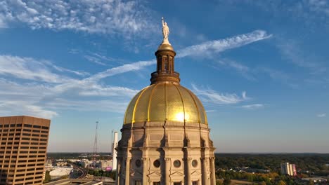 Estatua-En-La-Cima-De-La-Cúpula-Del-Capitolio-En-Atlanta-Georgia