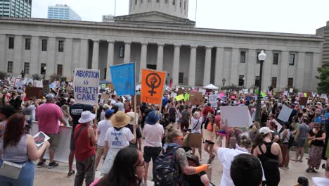 Los-Manifestantes-Se-Reúnen-En-El-Capitolio-De-Ohio-Para-Protestar-Contra-La-Corte-Suprema-Derribando-Roe-Vs