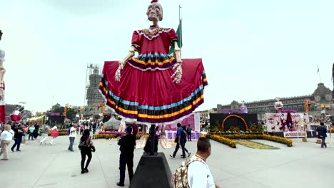 Schuss-Eines-Schädels-In-Der-Traditionellen-Roten-Bräuche-Auf-Dem-Zocalo-Von-Mexiko-Stadt-Während-Des-Dia-De-Muertos