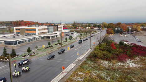 Un-Largo-Convoy-De-Automóviles-Durante-Un-Cortejo-Fúnebre-De-La-Policía-Estatal-Por-Dos-Policías-Asesinados-En-Servicio-Activo,-Barrie,-Canadá