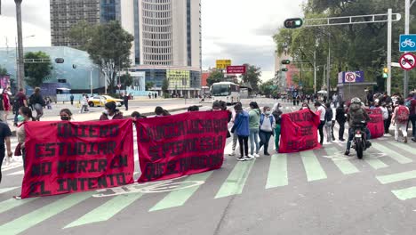 Toma-Frontal-De-Un-Bloqueo-Estudiantil-En-La-Avenida-Reforma-En-La-Ciudad-De-México