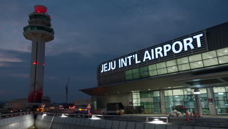 Torre-De-Control-De-Aeronaves-Y-Exterior-De-La-Terminal-Del-Aeropuerto-Por-La-Noche