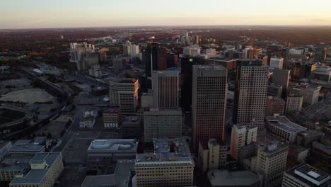 Vista-Aérea-Alrededor-Del-Centro-De-Winnipeg,-Otoño,-Puesta-De-Sol-En-Canadá---Dando-Vueltas,-Disparo-De-Drones