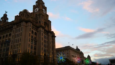 Lebergebäude-Mit-Blinkenden-Neon-Kunstwerken-Aus-Elektrischem-Löwenzahn-Bei-Liverpool-Pier-Head-River-Of-Light-Event