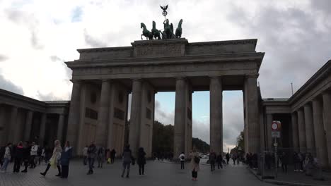 Los-Turistas-Disfrutan-Visitando-La-Puerta-De-Brandenburgo-En-Berlín,-Alemania