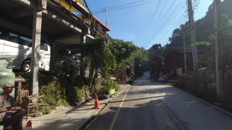 Pov-Caminando-Por-El-Antiguo-Pueblo-Tailandés-Tradicional-Con-Perro