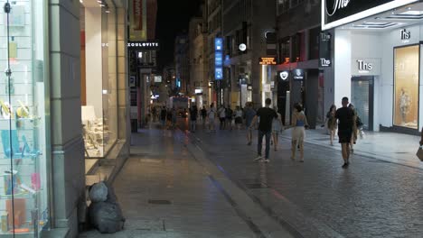 Gente-Caminando-Por-La-Calle-Ermou-De-Noche