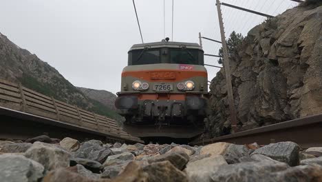 Tren-De-Pasajeros-Atropellando-Una-Cámara-En-El-Sur-De-Francia